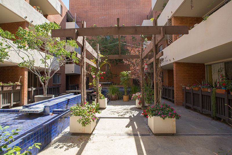 BRENTWOOD CONDO WITH WOW-FACTOR - REMODELED WITH BALCONY & AMENITIES