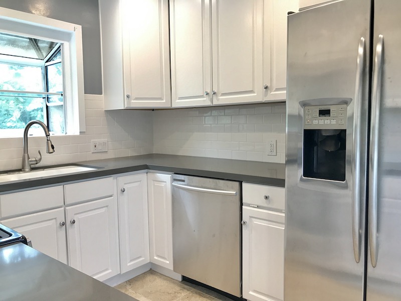 Updated Hollywood Hills Upper Duplex, 2 bd / 2 bath w/ City Views |Private Front Yard, Balcony & Backyard | Central A/C