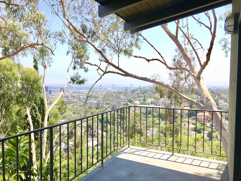 Hollywood Hills 2 bed 2 1/2 Bath w/ Den & Stunning Panoramic Views w/ Balconies
