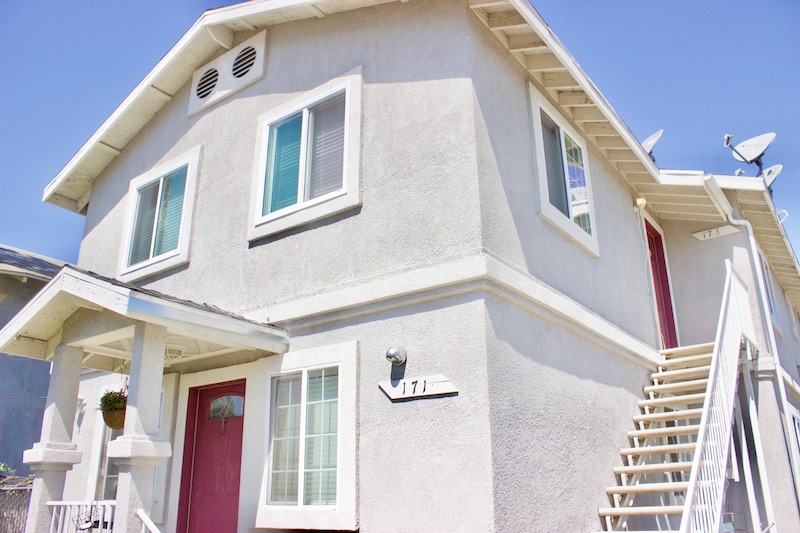 4 BEDROOMS | BRIGHT & SPACIOUS TOP FLOOR | ENTIRELY UPDATED | DOWNTOWN & HOLLYWOOD SIGN VIEWS | IN-UNIT LAUNDRY